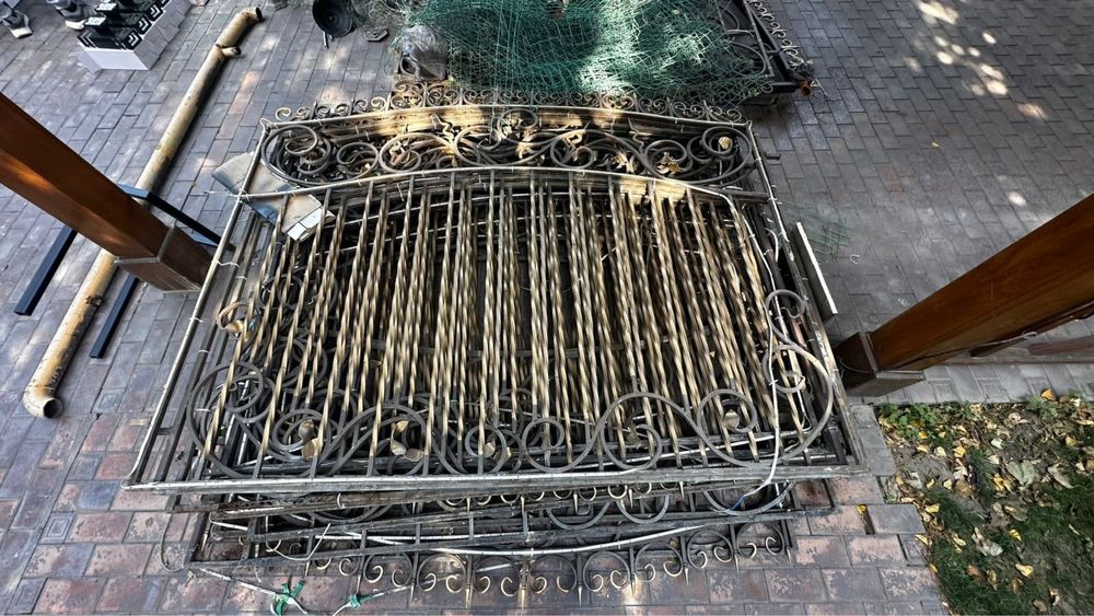 Кованные ворота и забор