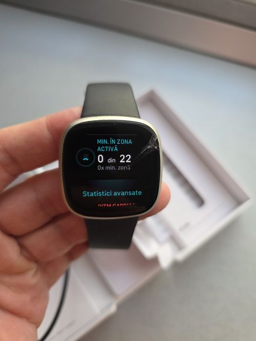 Fitbit Versa 3 - Smartwatch - Perfect funcțional - Ciobit într-un colț