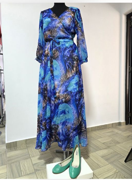 Rochie maxi animal print turcoaz, cordon propriu pentru fixarea taliei