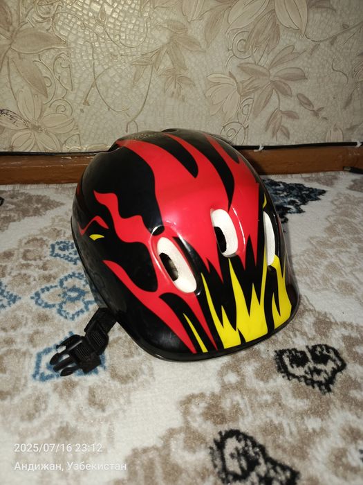 Детский самокат светится и  плюс шлемом