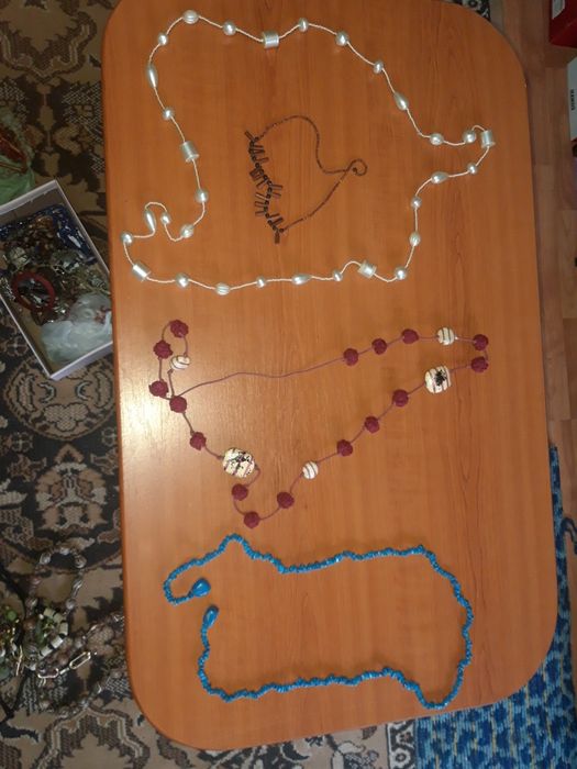Vand o plasa intreaga de margele,coliere, bratari