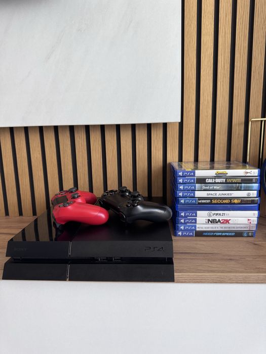 Vand PS4 + 10 jocuri
