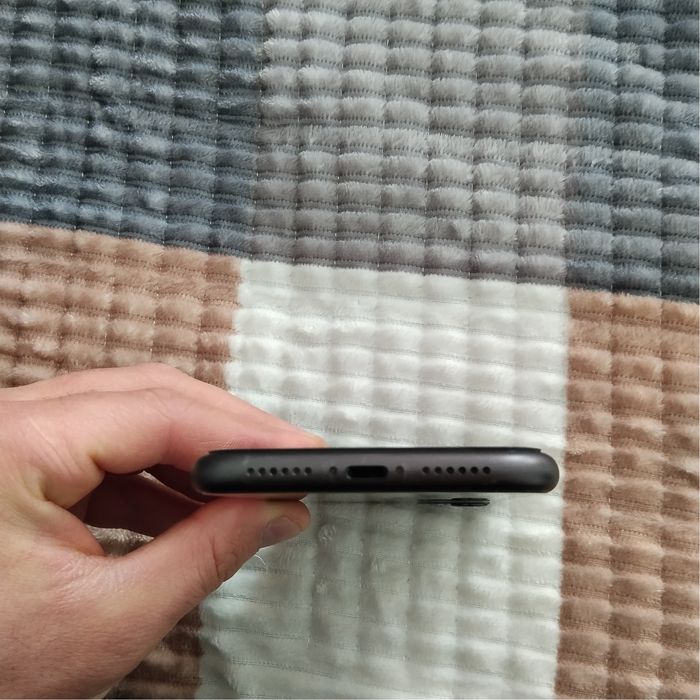 Продам айфон 11.