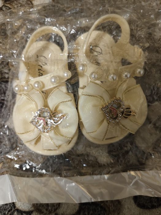 Продам 3 пары сандалей  на самых маленьких девочек