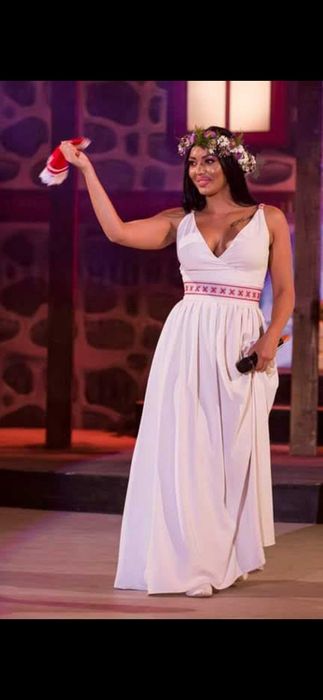 Бяла- дълга рокля.