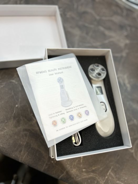 Уред за лице с LED терапия