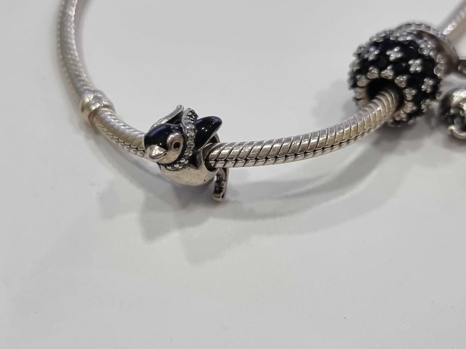 Дамска сребърна гривна Pandora с елементи