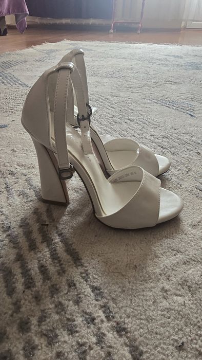 Продам новые босоножки..