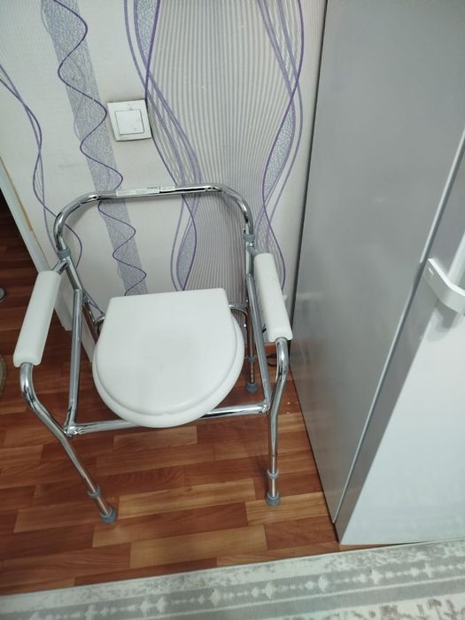 Кресло туалет новый