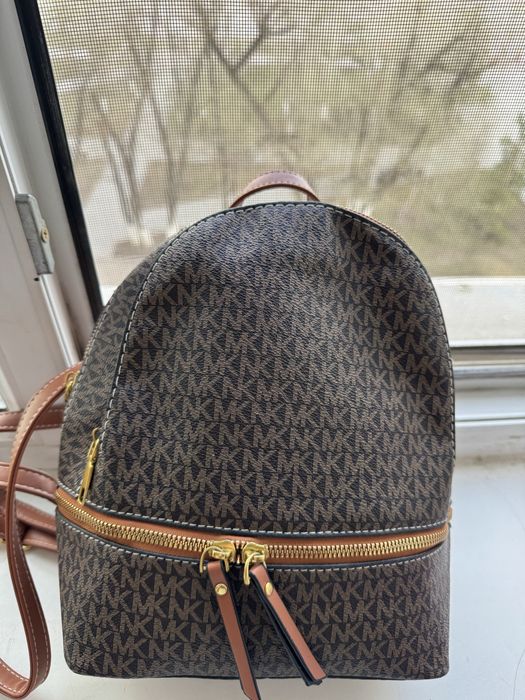 Рюкзак продается на дешевом цене