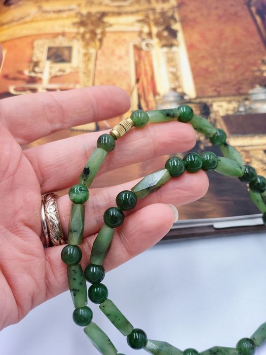 Винтидж нефритена огърлица , перфектно състояние