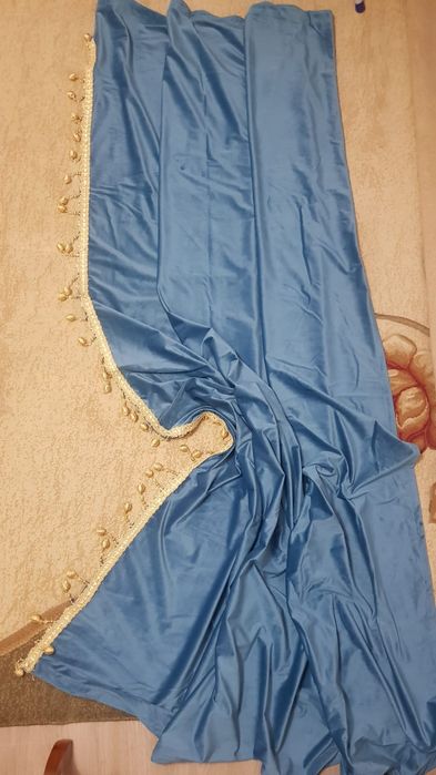 Бирюзовые шторы бархатные с подушками