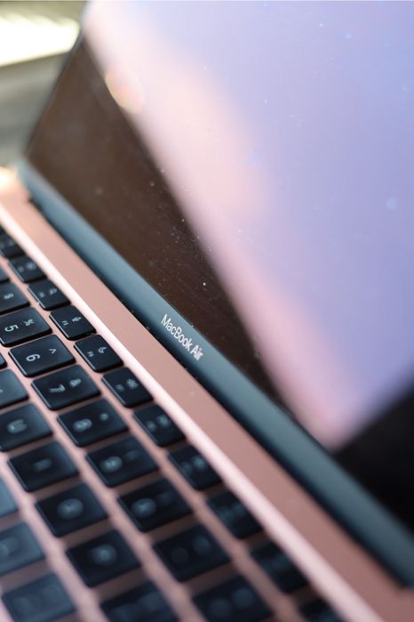 MacBook Air 13 M1 2020, 8GB RAM, SSD 256 GB, Baterie 97%