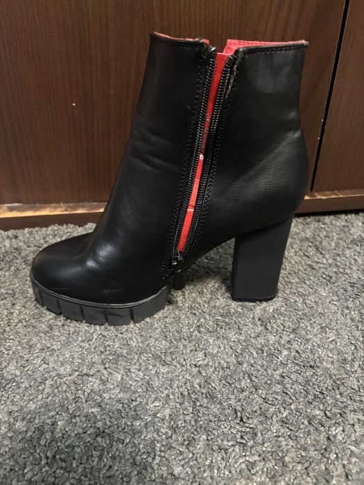 Botine cu toc de dama