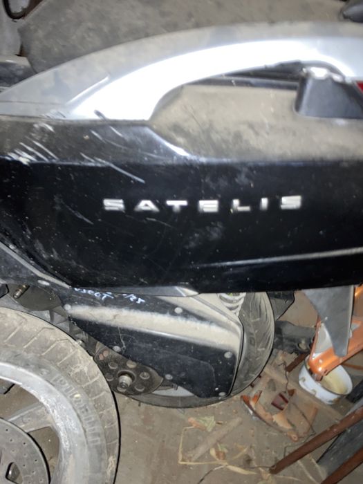 Piaggio mp3 300cc,Peugeot satelis 125,speedfight 2 v-clic на части