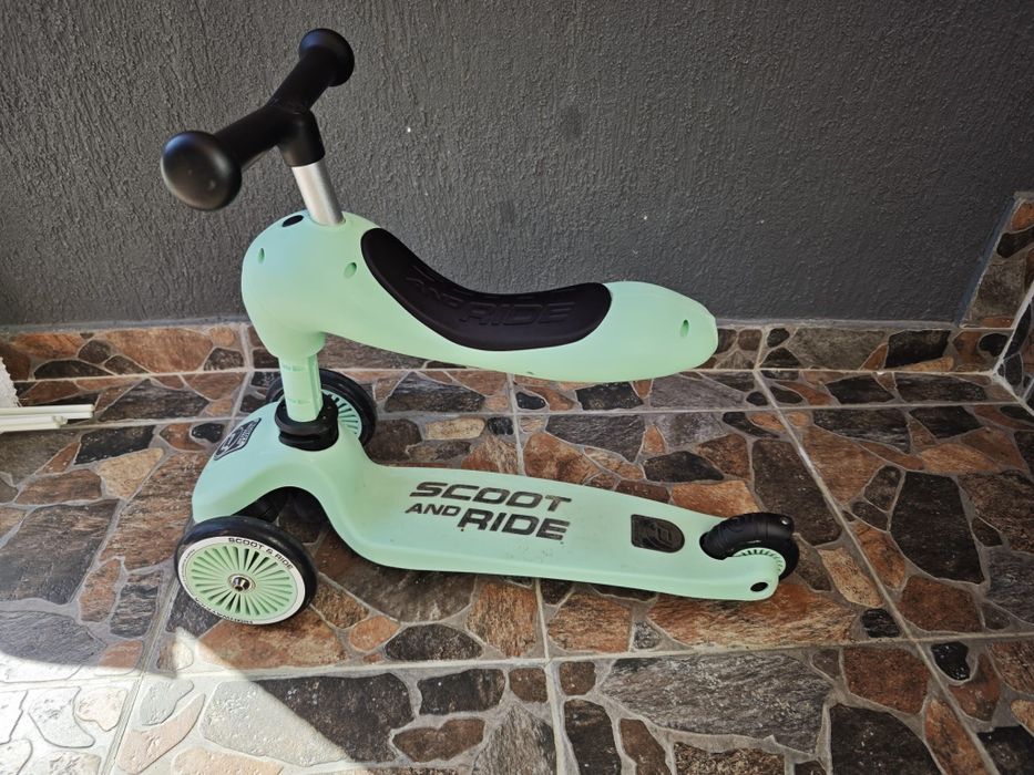 Trotineta scoot and ride împreună cu casca și ghiozdan