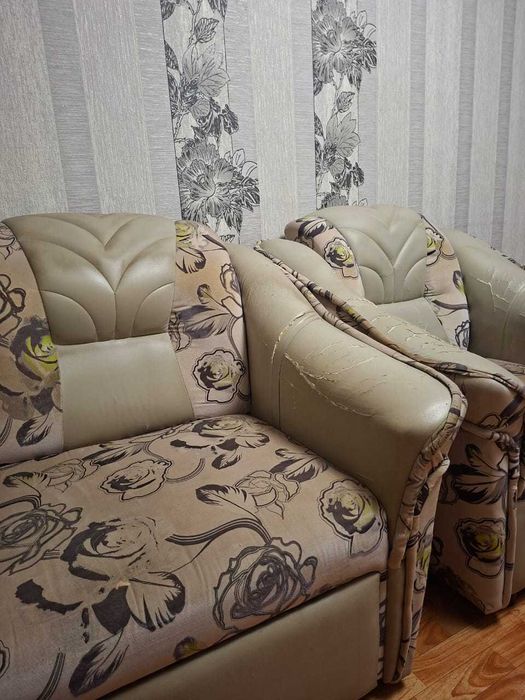 Продам угловой диван с креслом