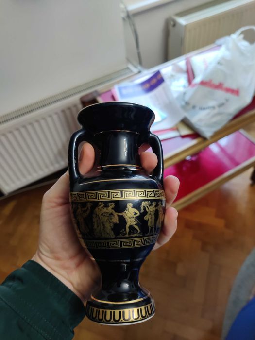 Vaza mica neagra cu auriu, motive grecesti