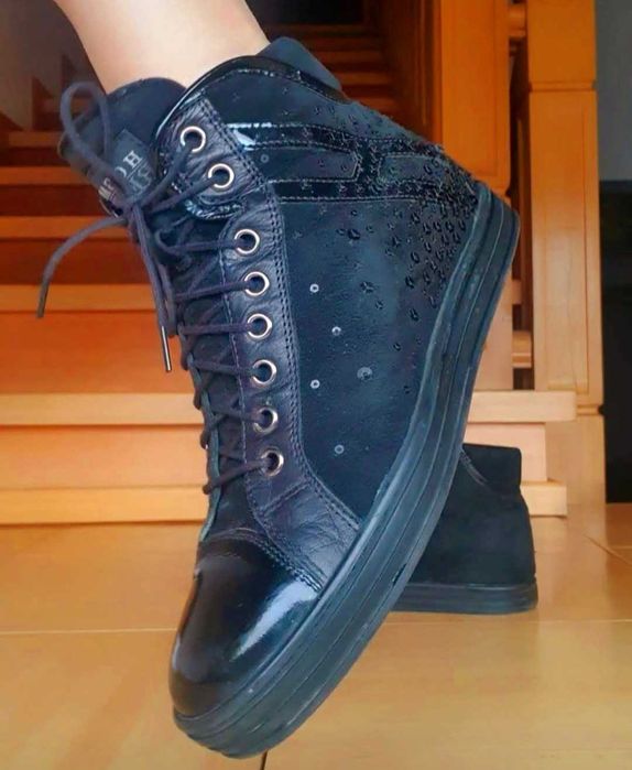 Ghete din piele , Hogan Rebel