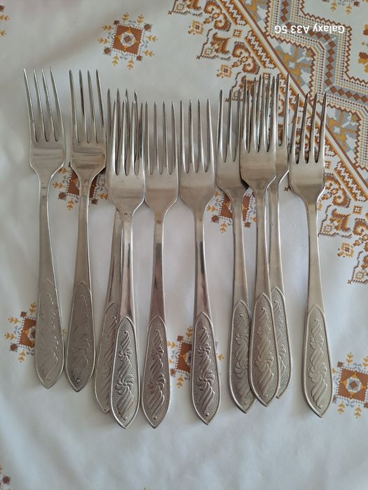 Вилки и столовые ложки.