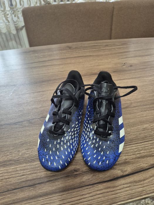 Adidasi sport fotbal