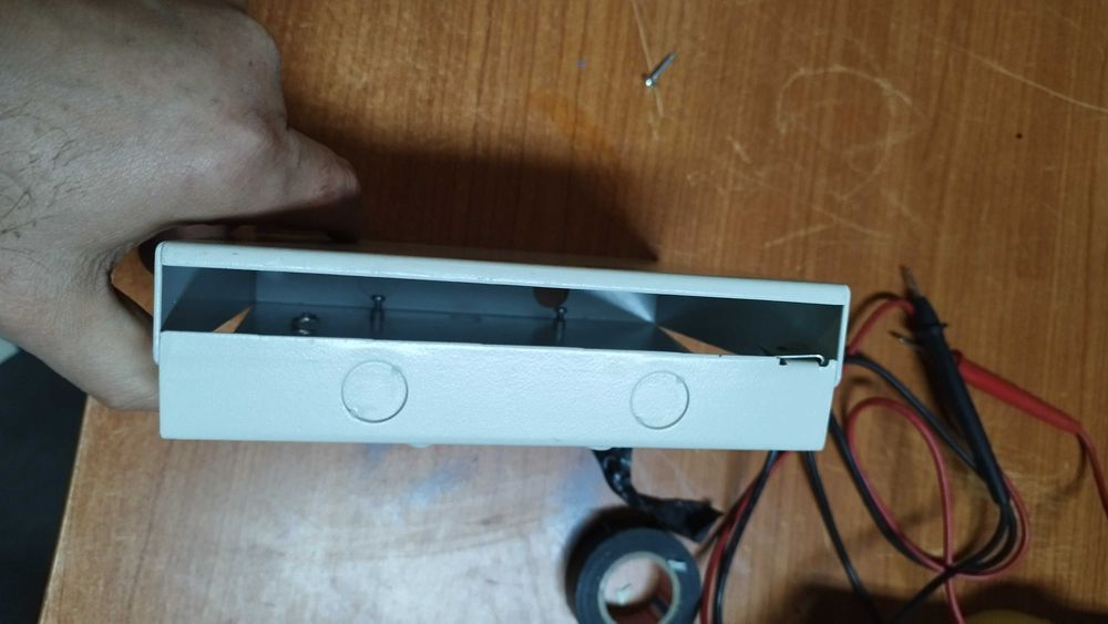 Кутия метална за кабели или комуникации 16/18/3см бяла