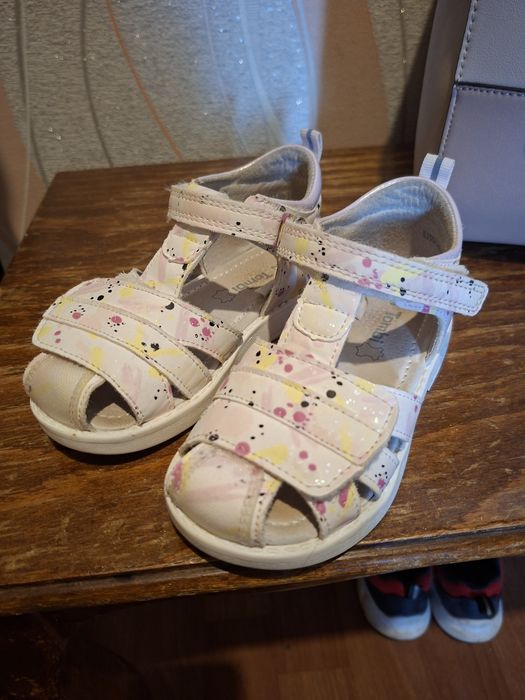 Продам сандалии детские 24 размер