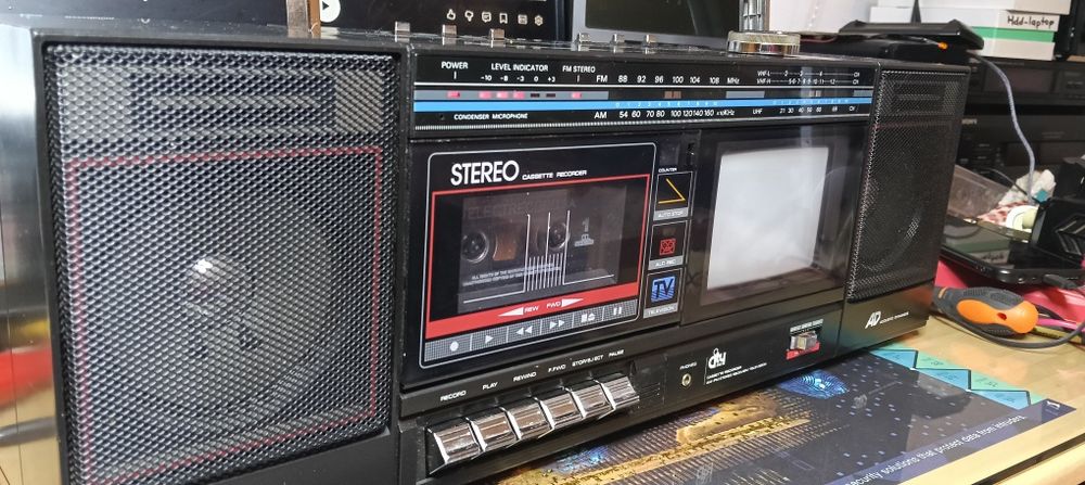 Radio casetofon cu tv
