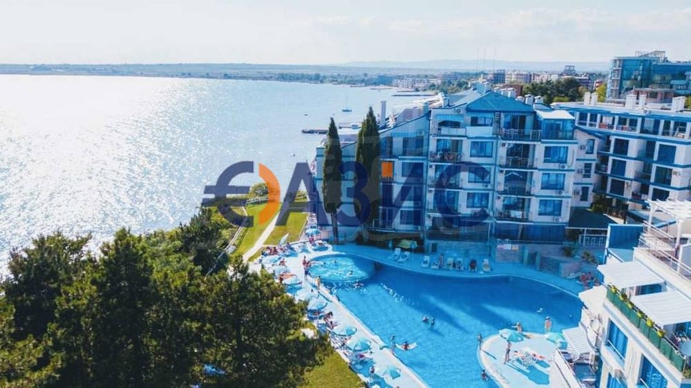 2-стаен апартамент на 3-ти етаж,комплекс Блу Бей на първа линия море