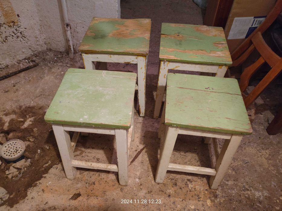 Set 4 scaune solide de lemn pentru bucatarie in stare buna