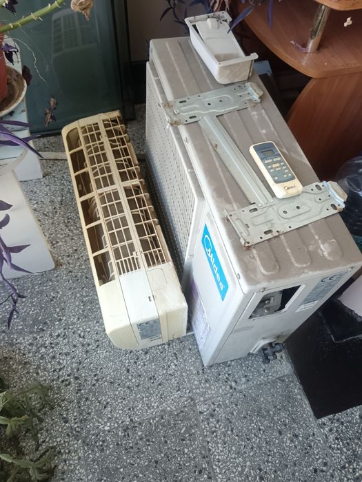 Свален но работещ климатик