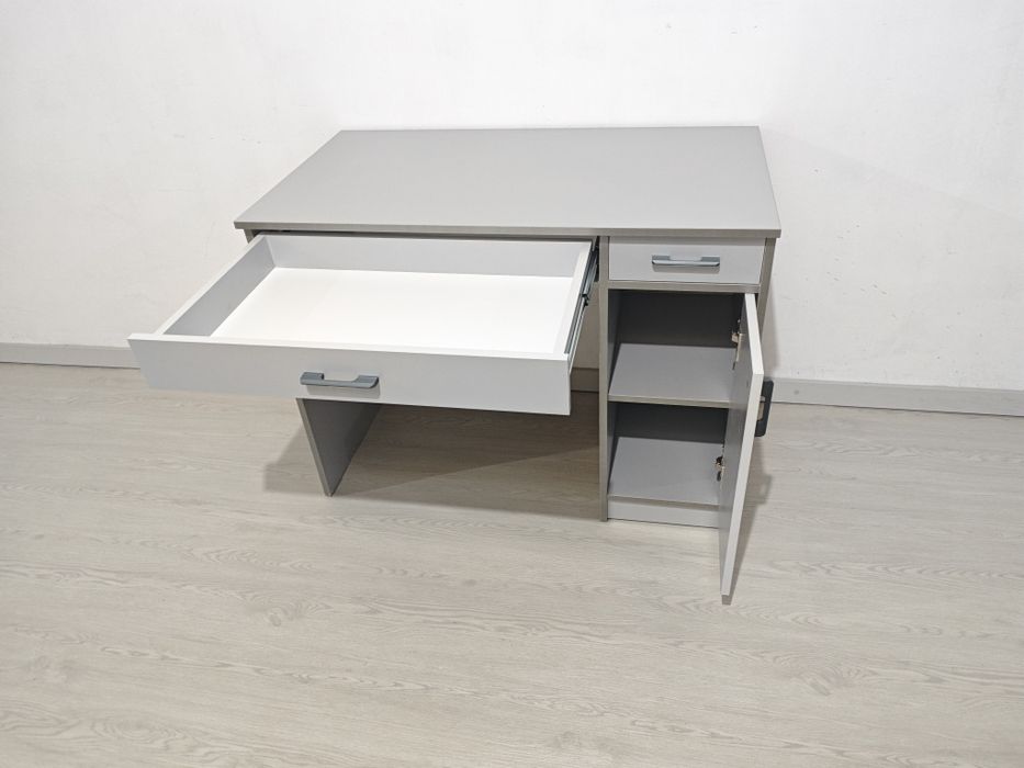 Письменный стол.