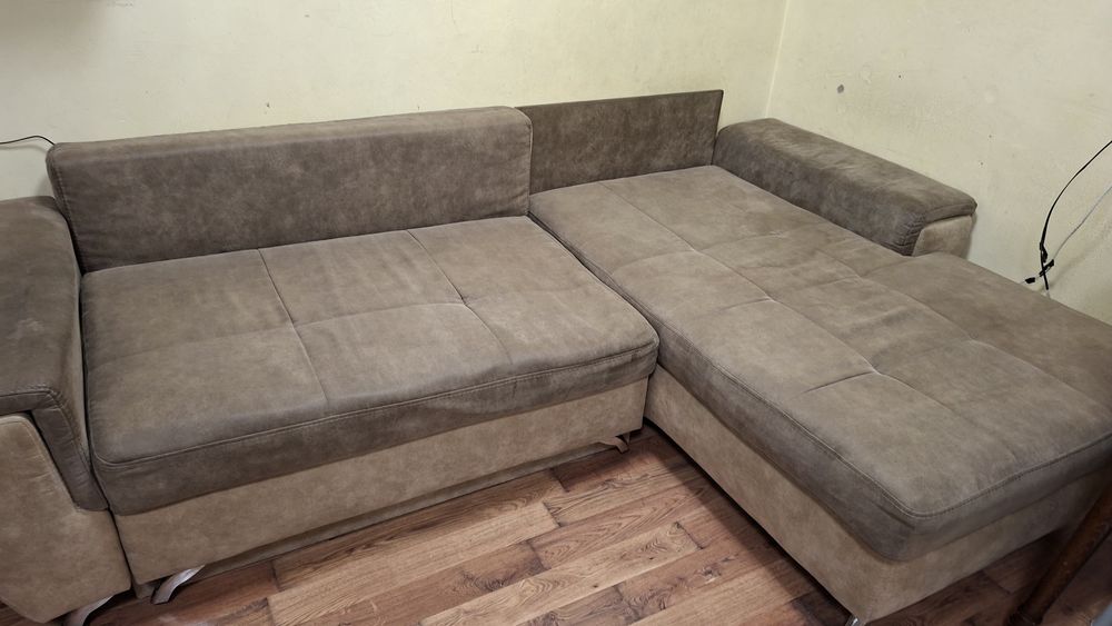 ПОДАРЯВАМ ъглов диван