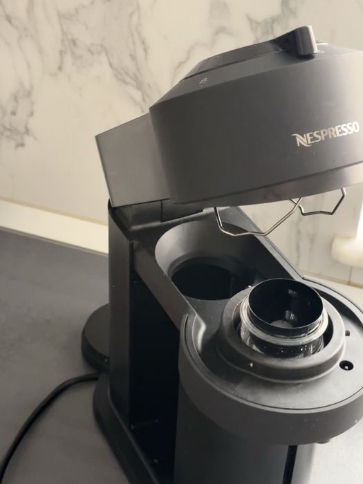 Aparat de cafea Nespresso Vertuo + capsule cadou