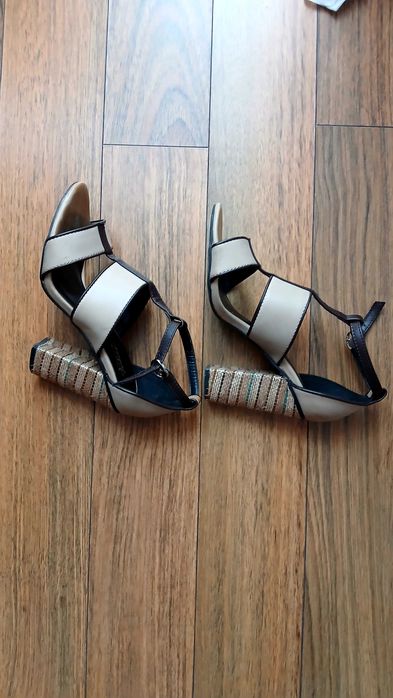 Сандали с дебел ток