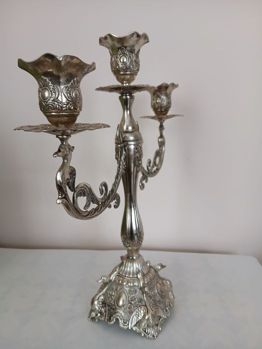 Sfeșnic din metal argintat.