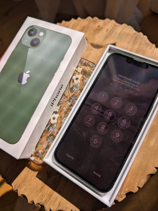 iPhone 13, 128 GB + 2 huse