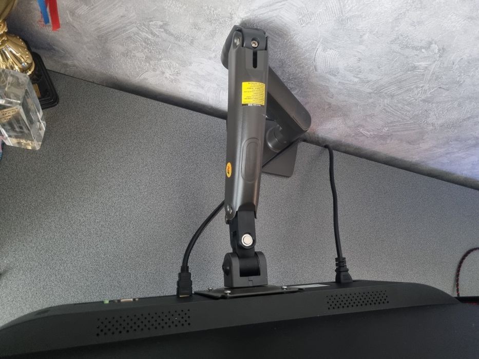 Монитор SANC сразу с кронштейном