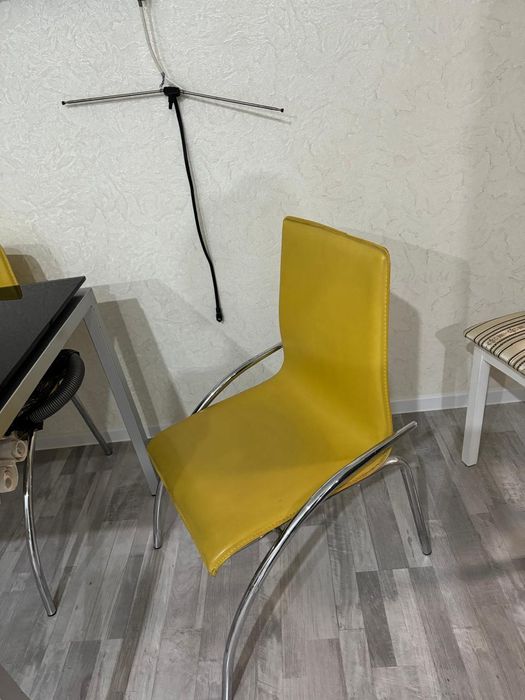 Стол и шесть стульев