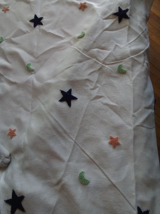 Две плътни плюшени завеси