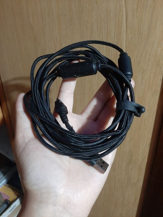 Controller Razer Raiju pentru PlayStation 4, în stare foarte bună.