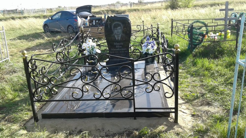 Памятники ГОРНЯКОВ 14 .