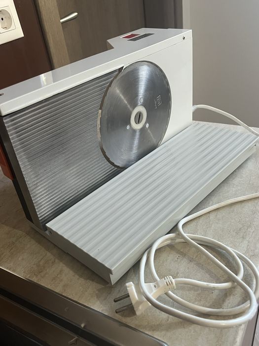 Немска електрическа резачка за хляб, колбаси, др.