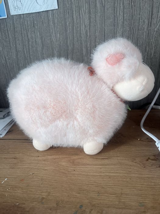 милая игрушка розовой овечки