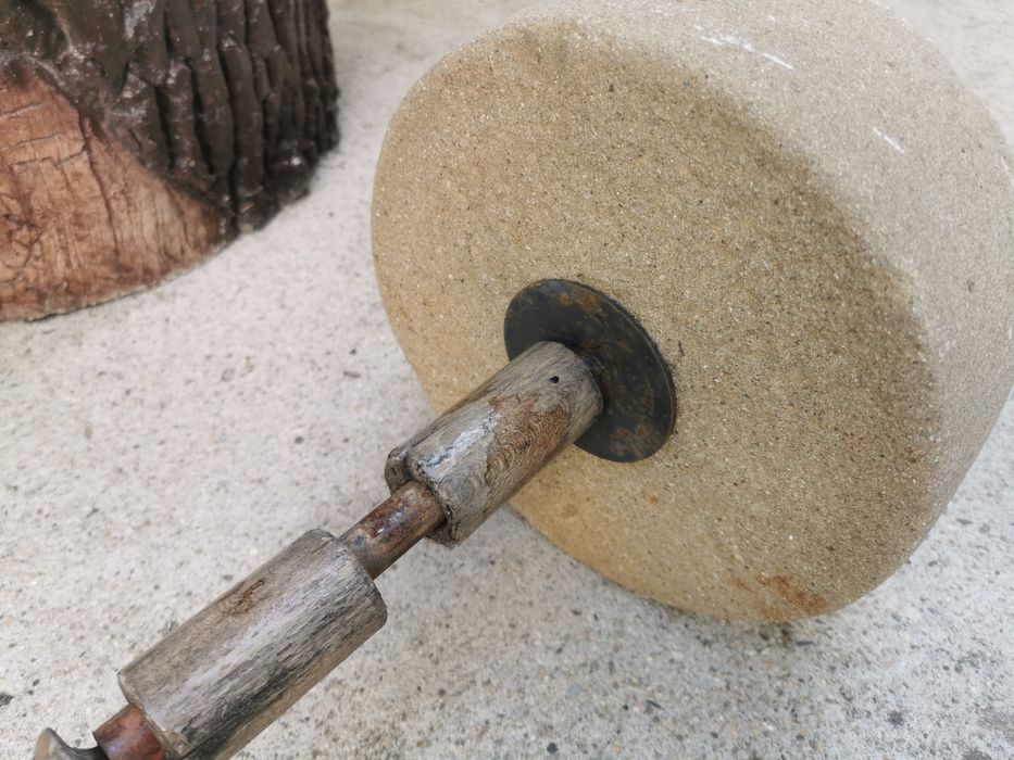 Продавам старинно точило. Камък за заточване на ножове