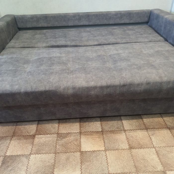 Диван раскладной, хорошего качества.