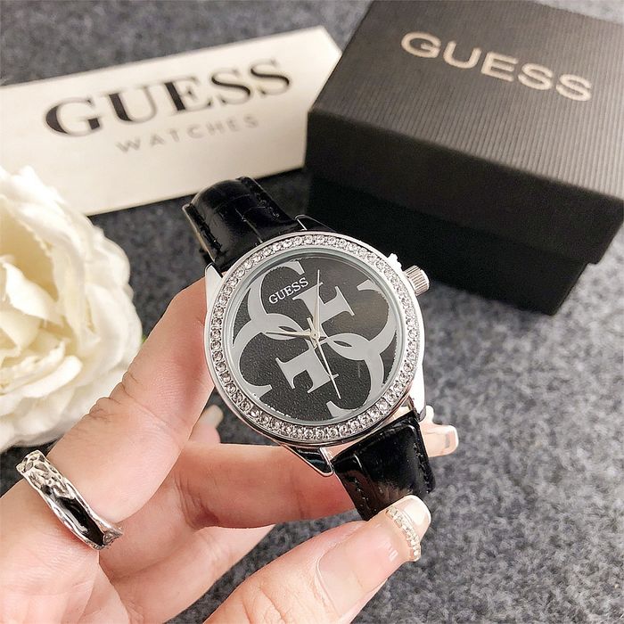 Дамски ръчен часовник Guess с кожена верижка
