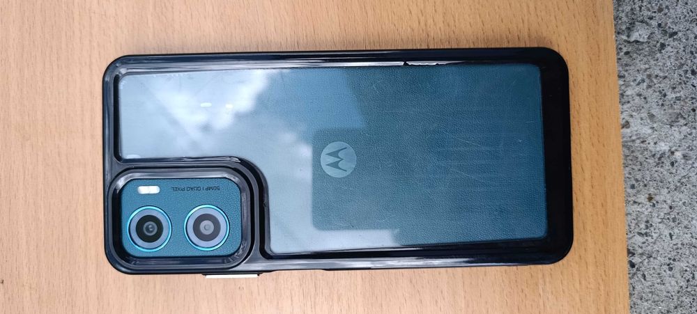 Продам легендарный сотовый Motorola  g06
