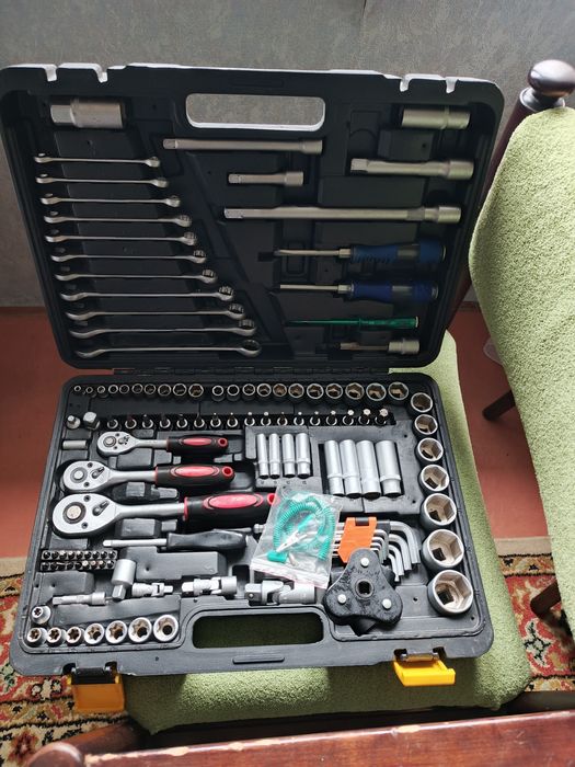 Продам новый набор инструментов 121 предмет.