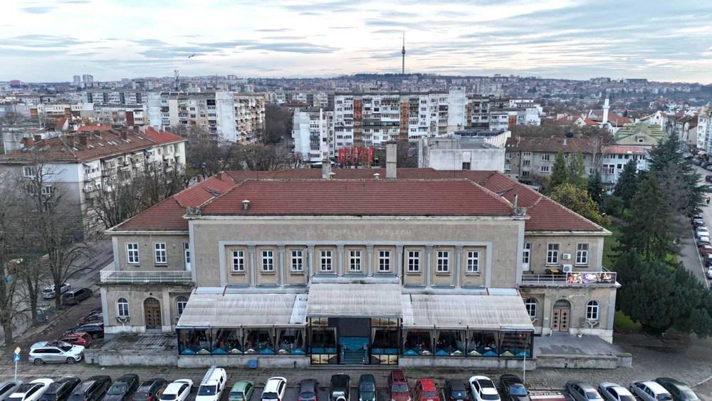 Дава се под наем Офис в Русе, Център - 4000 кв.м за 27929.13 € - Снимка #2